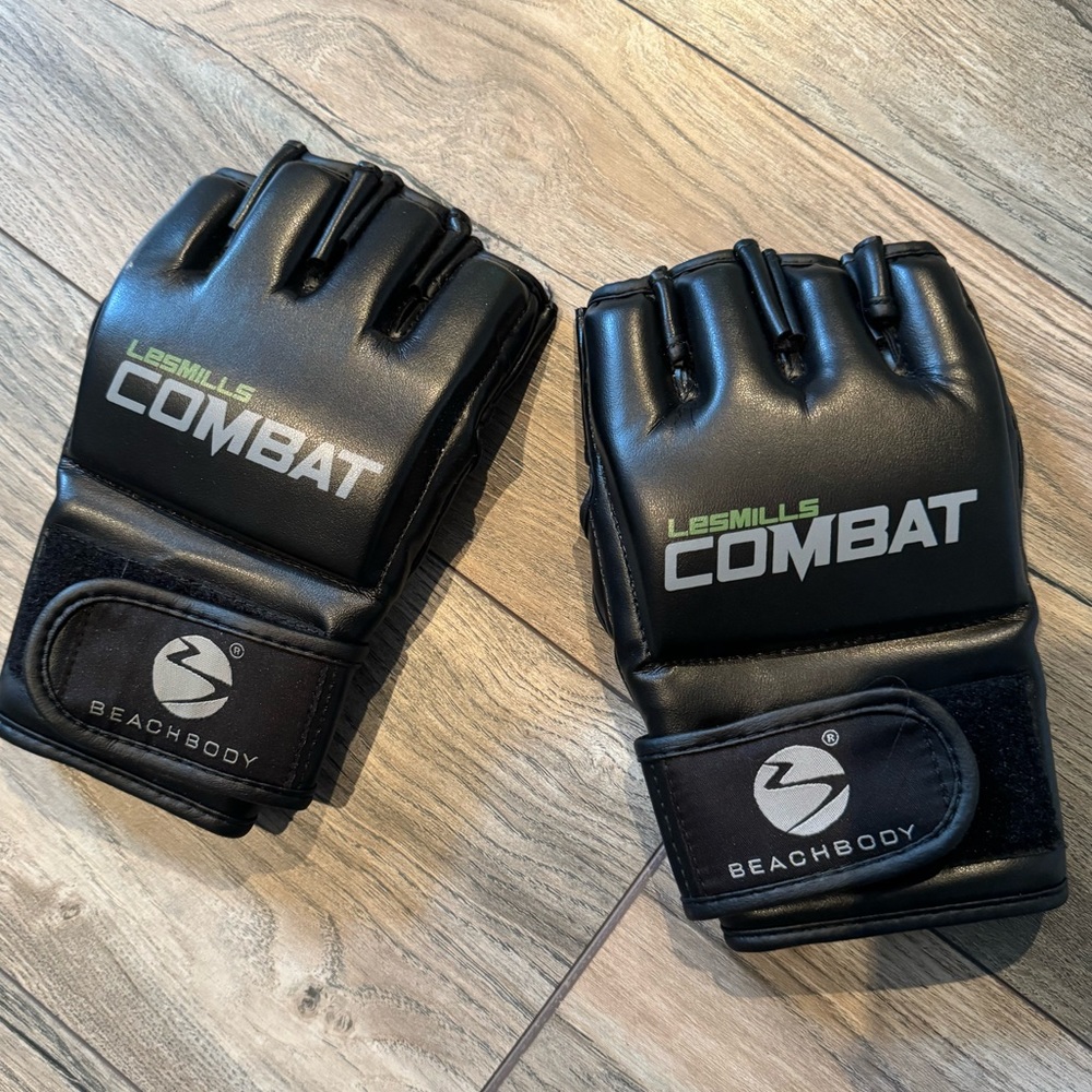 Les mills beach body combat boxing gloves size medium